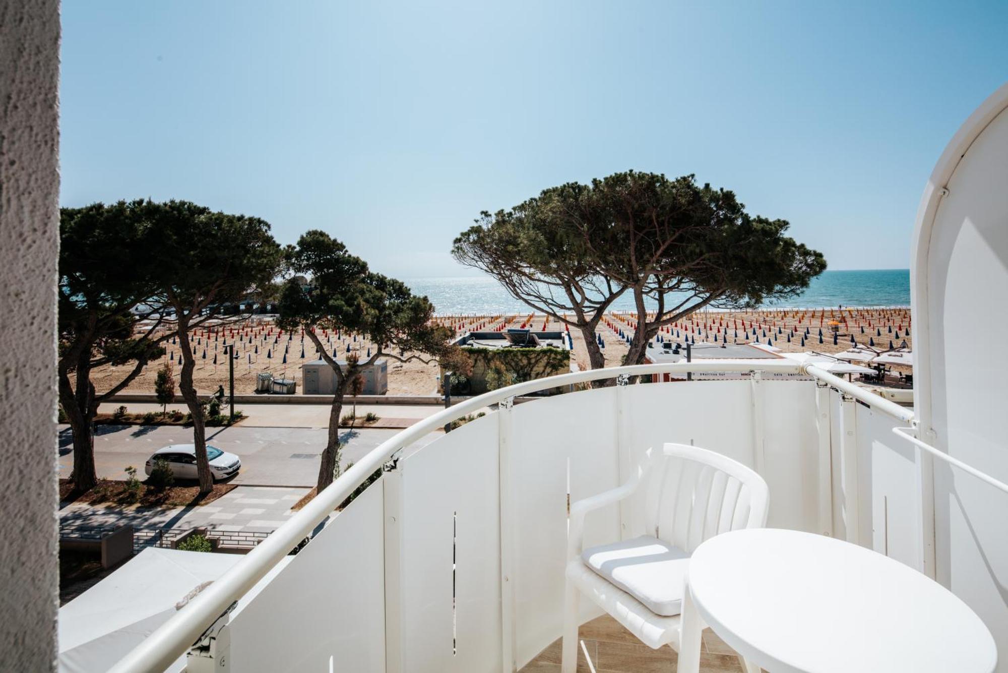 Hotel Luna Centrale Lignano Sabbiadoro Dış mekan fotoğraf