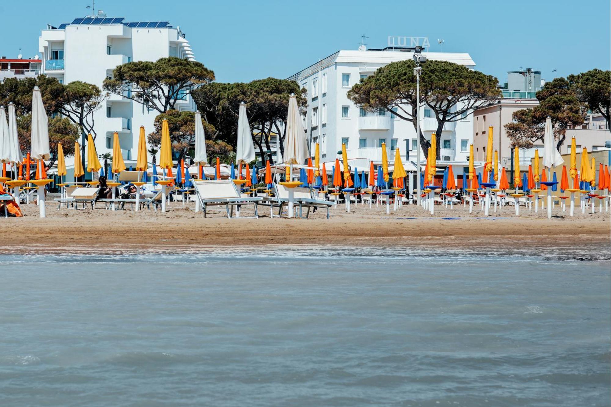 Hotel Luna Centrale Lignano Sabbiadoro Dış mekan fotoğraf